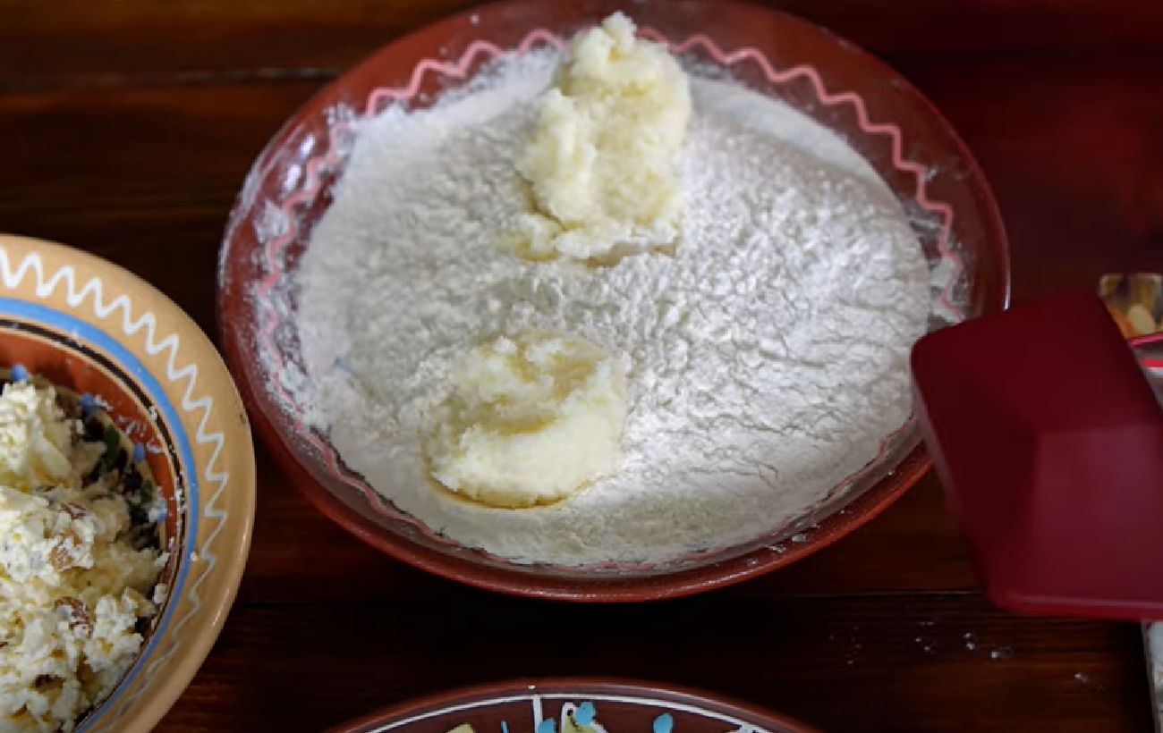 Манники з сиром і родзинками: рецепт повітряної страви для легкої вечері